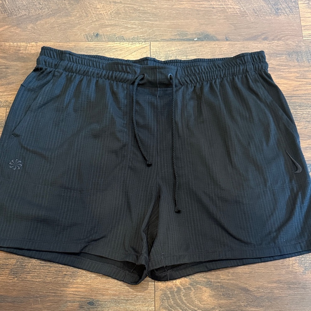 NWT Nike Yoga Men’s Training Shorts, Standard Fit, 5” Inseam, Dri-Fit, Size XL